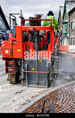 La preparazione di strada mediante strippaggio il vecchio manto stradale prima ri tarmacking superficie stradale come parte di Windermere enhancement plan Foto Stock