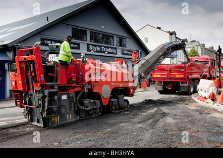 La preparazione di strada mediante strippaggio il vecchio manto stradale prima ri tarmacking superficie stradale come parte di Windermere enhancement plan Foto Stock