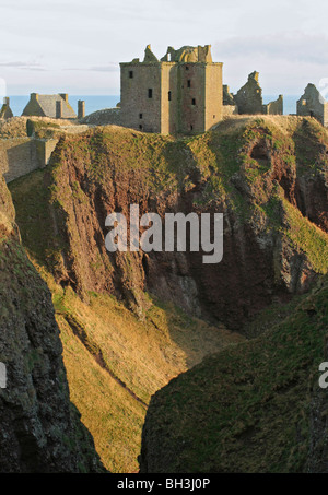 Antico castello di Dunnottar sulle scogliere lungo la costa nord est, Scozia. Foto Stock