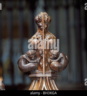 La Cattedrale di Winchester, Hampshire. Legno intagliato "testa di papavero' pew fine, tardo XV secolo si spegne nella cappella dedicata alla Vergine, con due scimmie Foto Stock