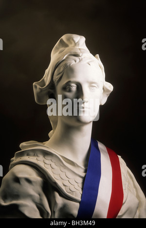 Bandiera francese e la statua di Marianne, simbolo nazionale della Repubblica francese Foto Stock