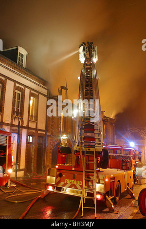 Vigili del fuoco sull'antenna la scaletta della piattaforma girevole ad una casa di fuoco nel RUGLES Town Center, Eure (27), Francia Foto Stock