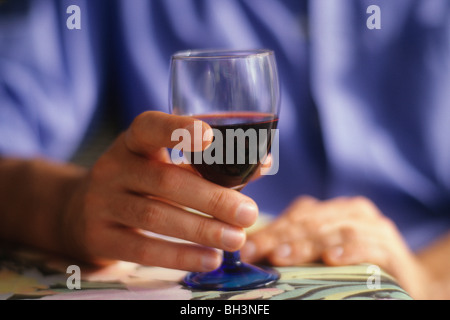 Uomo con un bicchiere di vino rosso Foto Stock