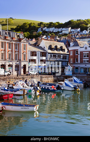 Il Quay e la barca galleggiano a Dartmouth, South Hams, Devon, Inghilterra, Regno Unito Foto Stock