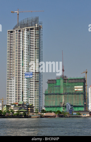 Appartamento Torri, edifici in costruzione sulle rive del fiume Chao Phraya. BANGKOK, Thailandia Foto Stock