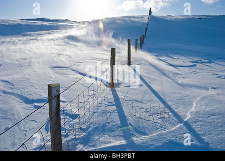 Recinto di filo nella neve profonda attraversando il vertice di acciaio è sceso in Cumbria il Lake District Foto Stock