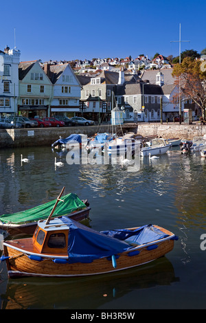 La barca galleggiava con barche ormeggiate, Dartmouth, Devon, Inghilterra, Regno Unito Foto Stock