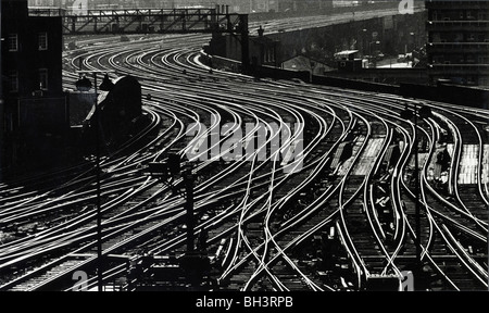 I binari ferroviari che servono le 21 piattaforme per la stazione di Waterloo, Londra stand vuota durante uno sciopero generale in Gran Bretagna Foto Stock