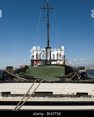 Un legno vecchio peschereccio pronto per andare al mare. Foto Stock