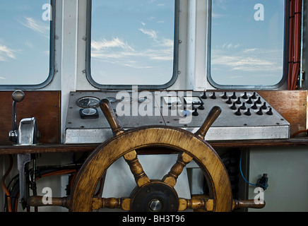 Un legno vecchio peschereccio pronto per andare al mare. Foto Stock