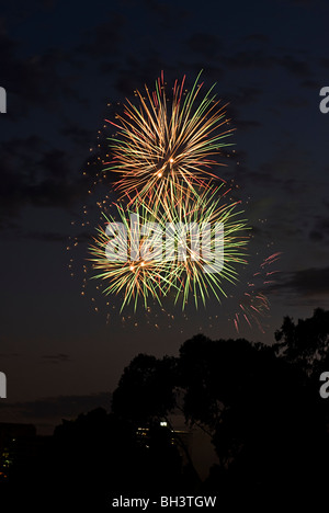 Fuochi d'artificio nel cielo per una celebrazione di notte di Capodanno. Foto Stock