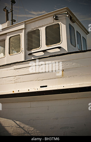 Un legno vecchio peschereccio pronto per andare al mare. Foto Stock