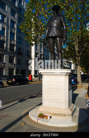 Statua di Wladyslaw Sikorski esiliato Primo Ministro del tempo di guerra la Polonia in Portland Place Marylebone Londra REGNO UNITO Foto Stock