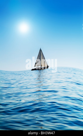 Imbarcazione a vela sul mare Foto Stock