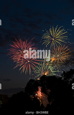 Fuochi d'artificio nel cielo per una celebrazione di notte di Capodanno. Foto Stock