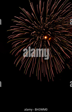 Fuochi d'artificio nel cielo per una celebrazione di notte di Capodanno. Foto Stock