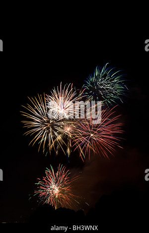 Fuochi d'artificio nel cielo per una celebrazione di notte di Capodanno. Foto Stock