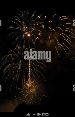 Fuochi d'artificio nel cielo per una celebrazione di notte di Capodanno. Foto Stock