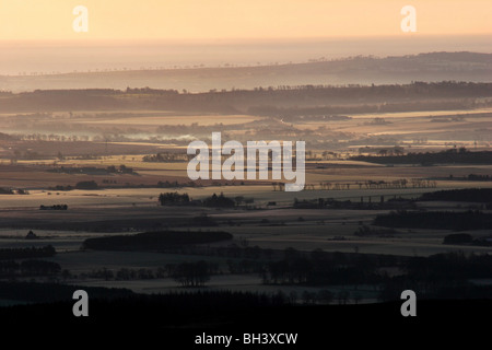 Vista sull'Aberdeenshire Mearns dalla sommità del tumulo di Monte in una nebbiosa mattina. Foto Stock