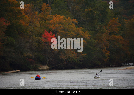 KAYAKER(S) gonfiabile canoa kayak un fiume godendo la caduta colore in alberi GEORGIA ampio angolo nessun modello di rilascio Foto Stock