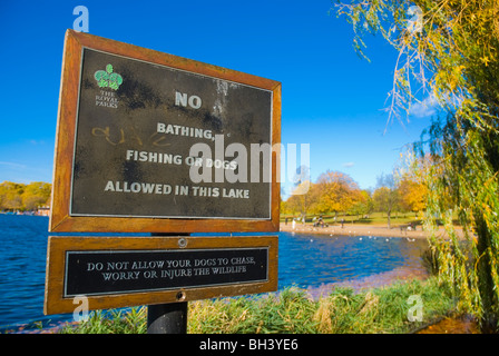 Segnale di avvertimento dal lago a serpentina Hyde Park Central Londra Inghilterra Regno Unito Europa Foto Stock