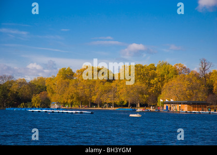 Dal Molo presso il lago a serpentina Hyde Park Central Londra Inghilterra Regno Unito Europa Foto Stock