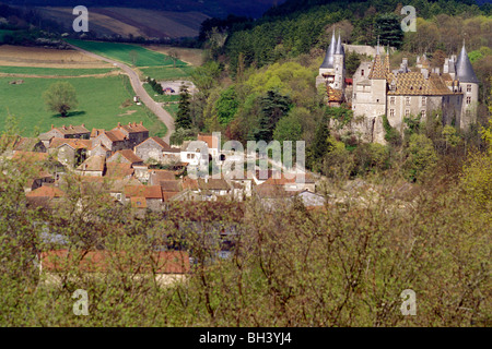 Borgo e Castello, La Rochepot, COTE D'OR (21), Francia Foto Stock