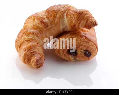 Un pain au chocolat e croissant su sfondo bianco Foto Stock