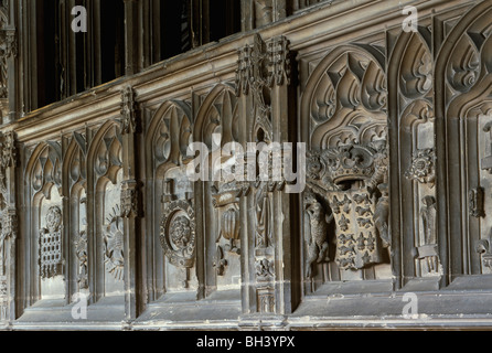 Cattedrale di Worcester: Araldica simboli scolpiti nella facciata a sud del principe Arthur's chantry cappella. Tudor Rose Foto Stock