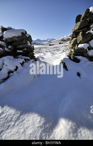 Llynnau Mymbyr veduta distante di Snowdon horseshoe in Snowdonia Gwynedd in neve fresca Gennaio 2010 Foto Stock