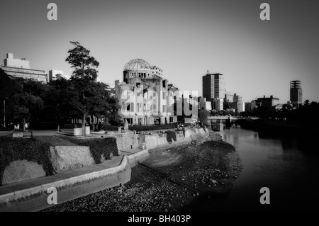 Genbaku Domu (Hiroshima Peace Memorial, aka la Cupola della Bomba Atomica o bomba a cupola) come si vede dal ponte Aioi. Hiroshima. Giappone Foto Stock