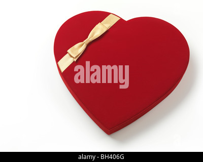 Cuore rosso a forma di scatola regalo isolato su sfondo bianco Foto Stock