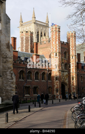 Inghilterra; Cambridgeshire; Cambridge; St Johns College Gatehouse e Cappella Foto Stock
