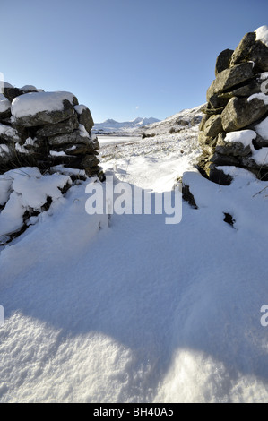 Llynnau Mymbyr veduta distante di Snowdon horseshoe in Snowdonia Gwynedd in neve fresca Gennaio 2010 Foto Stock