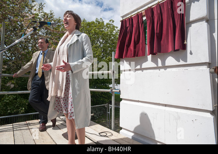 175mo anniversario della gran dimostrazione Tolpuddle supporto martiri. Frances O'Grady, TUC Dep Gen Sec a scoprimento di placca Foto Stock
