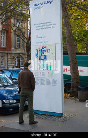 Persona che guarda la mappa di Imperial College di motivi di West London Inghilterra UK Europa Foto Stock