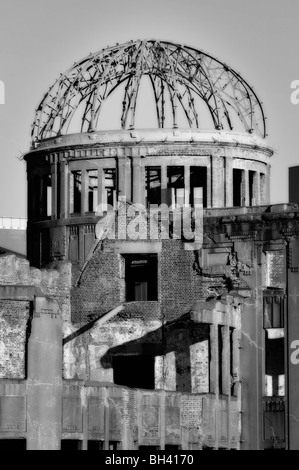 Genbaku Domu (Hiroshima Peace Memorial, aka la Cupola della Bomba Atomica o bomba a cupola) come si vede dal ponte Aioi. Hiroshima. Giappone Foto Stock