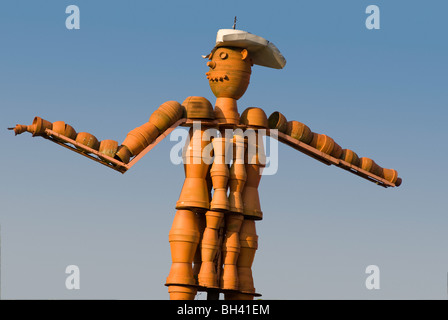 La figura di uomo fatto di vasi da fiori in mostra al giardino negozio di Marshall, Texas Foto Stock