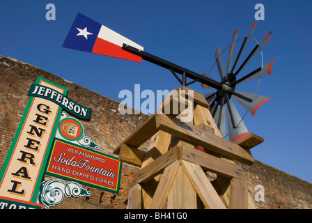 Modello in legno mulino a vento, coda dipinte con Texas State flag in Jefferson, Texas, Stati Uniti d'America Foto Stock