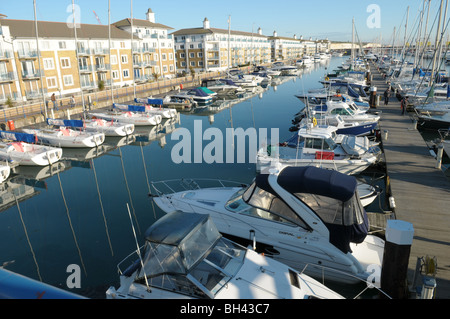 La pesca barche e yacht legato in Brighton Marina sulla costa sud dell'Inghilterra. Foto Stock