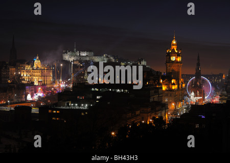 Il centro di Edimburgo, Scozia, al calar della sera in inverno Foto Stock