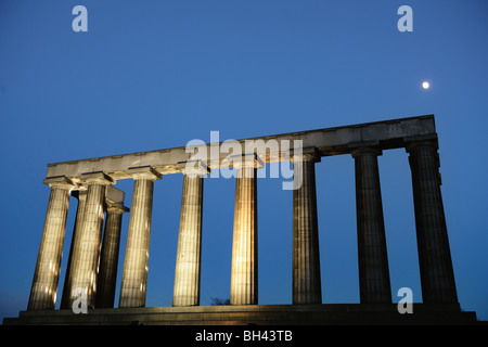 Monumento Nazionale, Calton Hill, Edimburgo, Scozia, Regno Unito accesa al crepuscolo Foto Stock