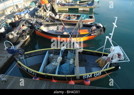 La pesca barche e yacht legato in Brighton Marina sulla costa sud dell'Inghilterra. Foto Stock