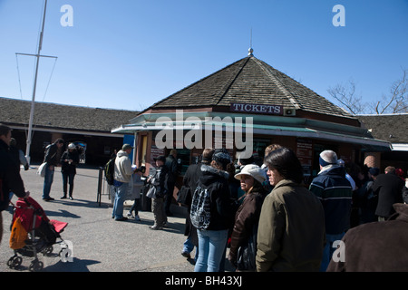 Tourist attendere in linea per i biglietti per la Statua della Libertà e Ellis Island, Castle Clinton National Monument, Manhattan Foto Stock