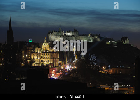 Il centro di Edimburgo, Scozia, al calare della notte Foto Stock