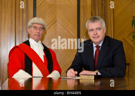 Carwyn Jones Primo Ministro del WAG firma del giuramento di office con i Senior per presiedere il giudice per il Galles, il sig. Justice Nigel Davis Foto Stock