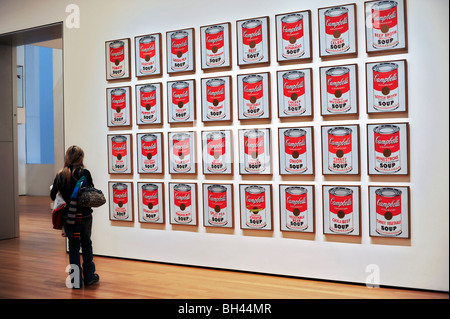 Donna ammirando Andy Warhol's Campbell zuppa di lattine, Museo di Arte Moderna di New York Foto Stock
