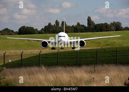 Emirates Boeing 777 tassare pronto per il decollo dall'Aeroporto di Birmingham pista pneumatici 33/15 Foto Stock