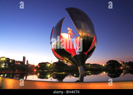 "Floralis Genérica' scultura, dall'arch. Eduardo Catalano. Posto a Nazioni Unite Square, il quartiere di Recoleta, Buenos Aires Foto Stock