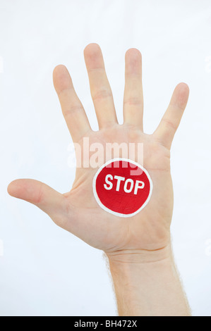Dipinto di stop sulla mano contro uno sfondo bianco Foto Stock